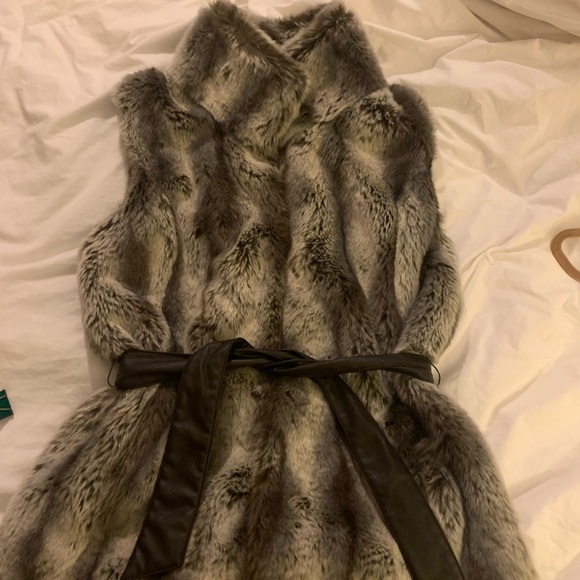 Kristen Blake faux fur vest - Picture 4 of 6